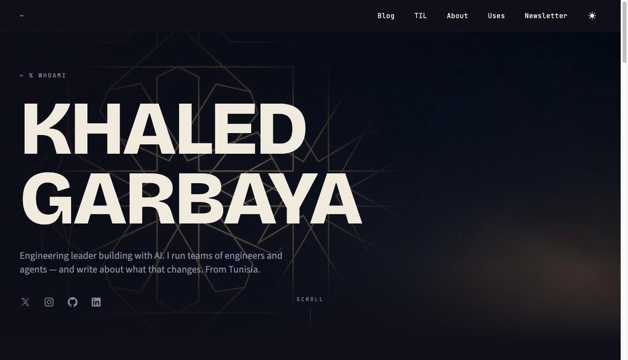 khaledgarbaya.net — dunkle, typografie-getriebene Startseite